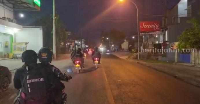 Pasca Carok Massal, Wilayah Bangkalan Mencekam Potongan video pasukan Brimob saat berada di Bangkalan (Foto: Zamachsari/beritajatim.com)