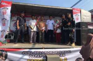 Gempur Rokok Ilegal oleh Satpol PP Kabupaten Malang menyasar pasar dan obyek wisata, Jumat (23/6/2023).