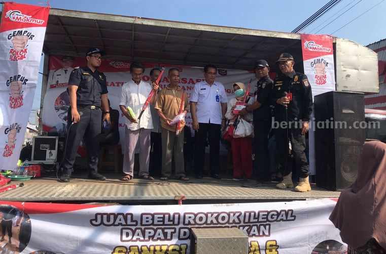 Gempur Rokok Ilegal Sasar Pasar hingga Objek Wisata di Malang Gempur Rokok Ilegal oleh Satpol PP Kabupaten Malang menyasar pasar dan obyek wisata, Jumat (23/6/2023).