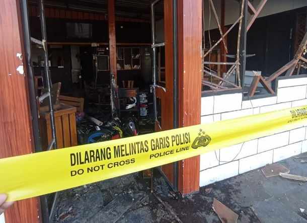 Satpam Saksikan Jenazah Mahasiswa Unitri Tengkurap di Tembok UMM Sebuah kafe jadi amuk massa sekelompok pemuda tak jauh dari lokasi kejadian, Minggu (25/6/2023).