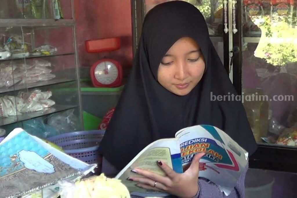 Dinar Asheila, anak penjual sayur di Lamongan yang berhasil menjadi lulusan terbaik di sekolahnya.