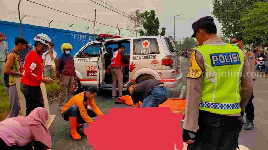 Sejumlah relawan PMI Kabupaten Mojokerto mengevakuasi jenazah korban. [Foto : ist]