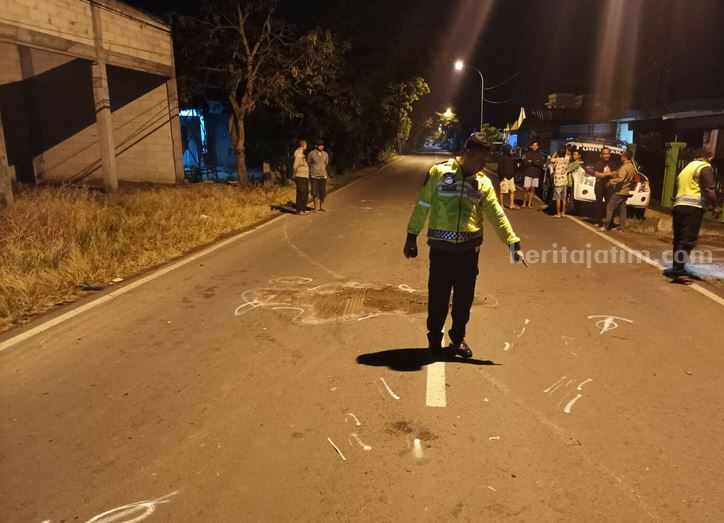 Kecelakaan Gresik, 2 Pelajar SMP Meninggal Dunia Petugas kepolisian saat melakukan olah TKP kecelakaan lalu lintas sesama pengendara motor yang menyebabkan dua orang pelajar meninggal dunia.