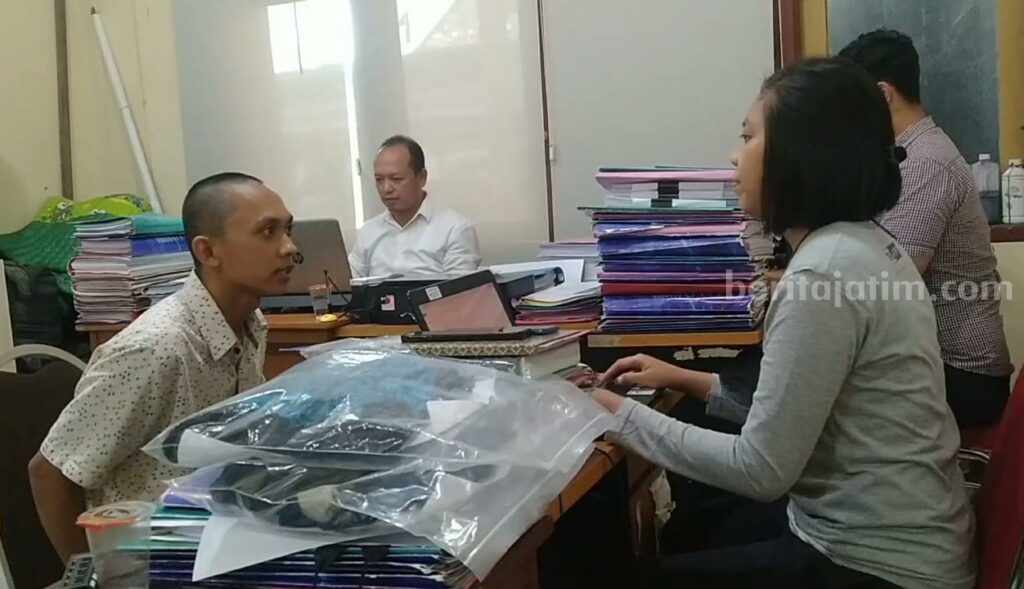 Tukang Sate Bangkalan Perkosa Siswa SMP Surabaya Tukang sate pemerkosa pelajar SMP saat dilakukan pemeriksaan oleh polisi (Foto: Zamachsari/beritajatim.com)