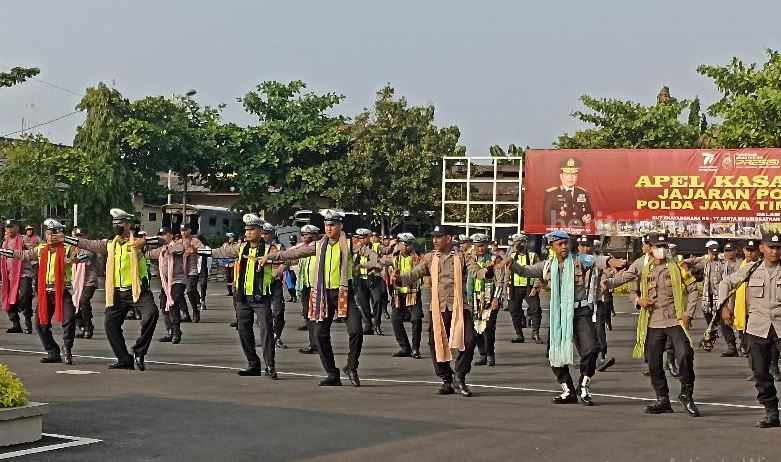 Ratusan aparat Kepolisian ikuti latihan Tari Tayub khas Tuban. [Foto:Diah Ayu/beritajatim.com]