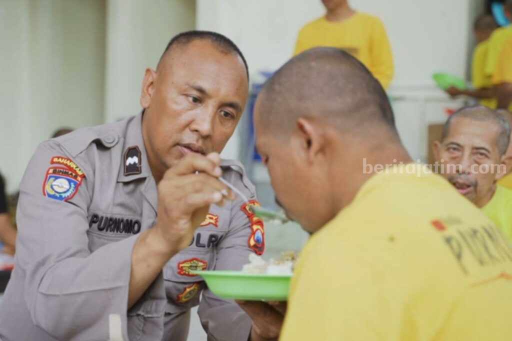 AIPDA Purnomo, Polisi Sejuta Kebaikan yang Rawat 175 ODGJ di Lamongan AIPDA Purnomo, anggota Polres Lamongan yang merawat ratusan ODGJ di Yayasan Berkah Bersinar (Foto: Polres Lamongan for beritajatim.com).