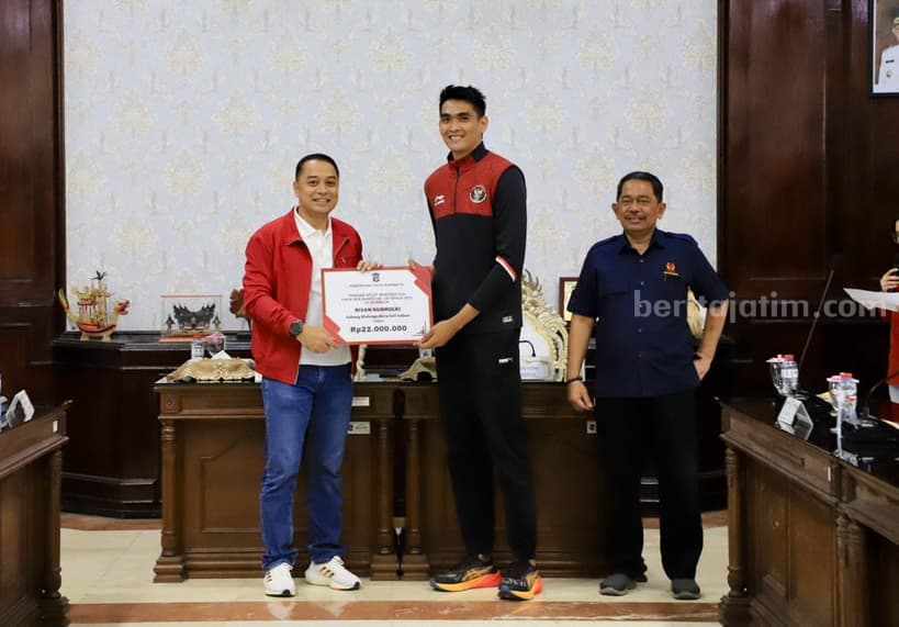 Pemkot Surabaya Beri Bonus Rp 1,2 Miliar untuk Atlet dan Pelatih Peraih Medali SEA Games Bonus dari Pemkot Surabaya yang diserahkan secara simbolis oleh Wali Kota Surabaya Eri Cahyadi kepada atlet SEA Games