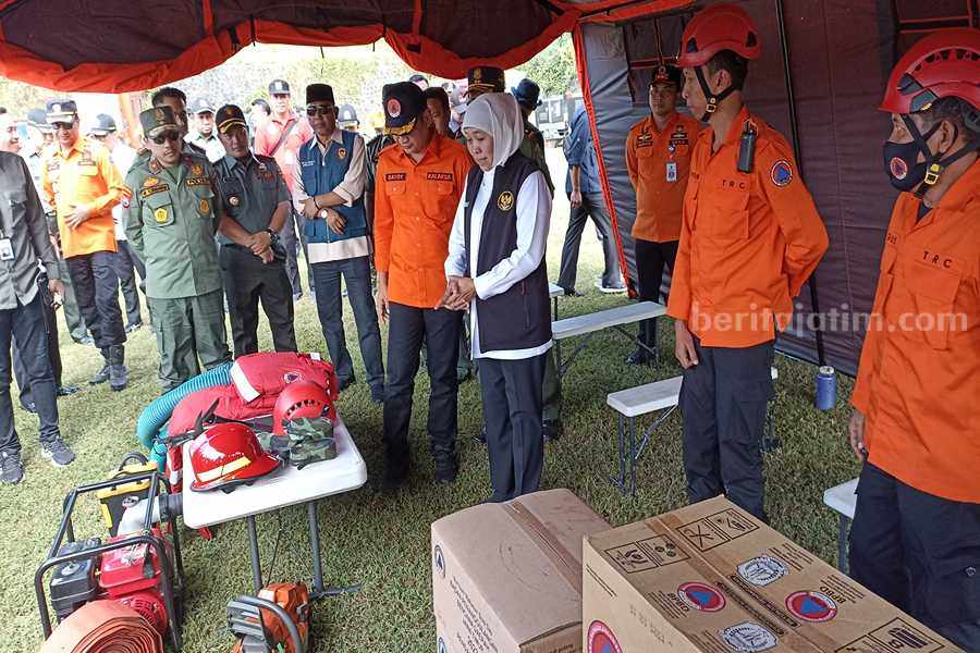 Gubernur Jatim Khofifah Apel Siaga di Kaliandra Prigen Gubernur Jatim, Khofifah Indar Parawansa saat lakukan pengecekan kesiapan BPBD Jatim.