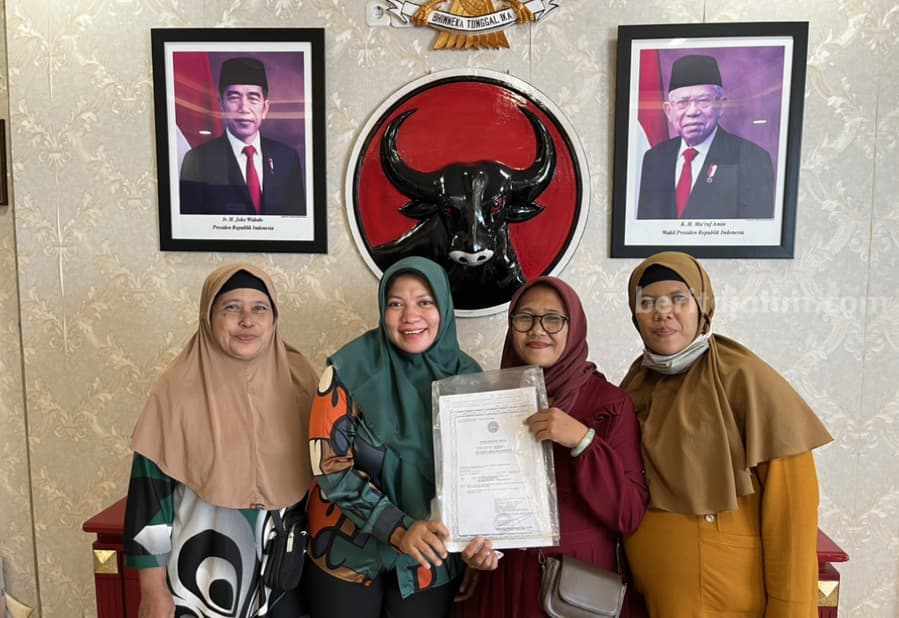 Warga Pogot mengadukan anaknya tidak masuk jalur zonasi ke Fraksi PDIP DPRD Surabaya.