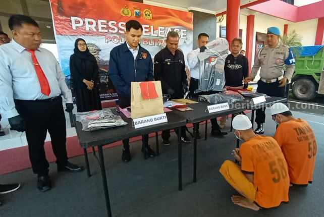 Polres Blitar rilis kasus pembobolan ATM dengan dua tersangka yang sering beraksi di sejumlah kota.