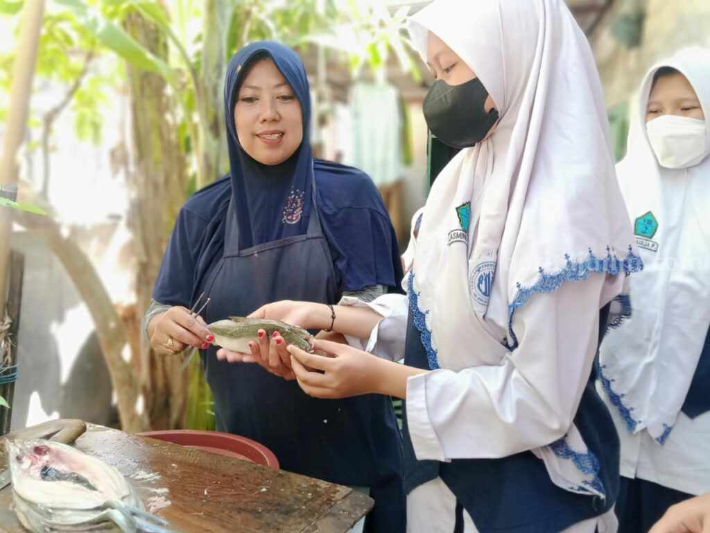 Siswa SMP Al Falah Deltasari Sidoarjo saat mengunjungi Desa Tambak Oso Waru Sidoarjo, Selasa (13/6/2023).