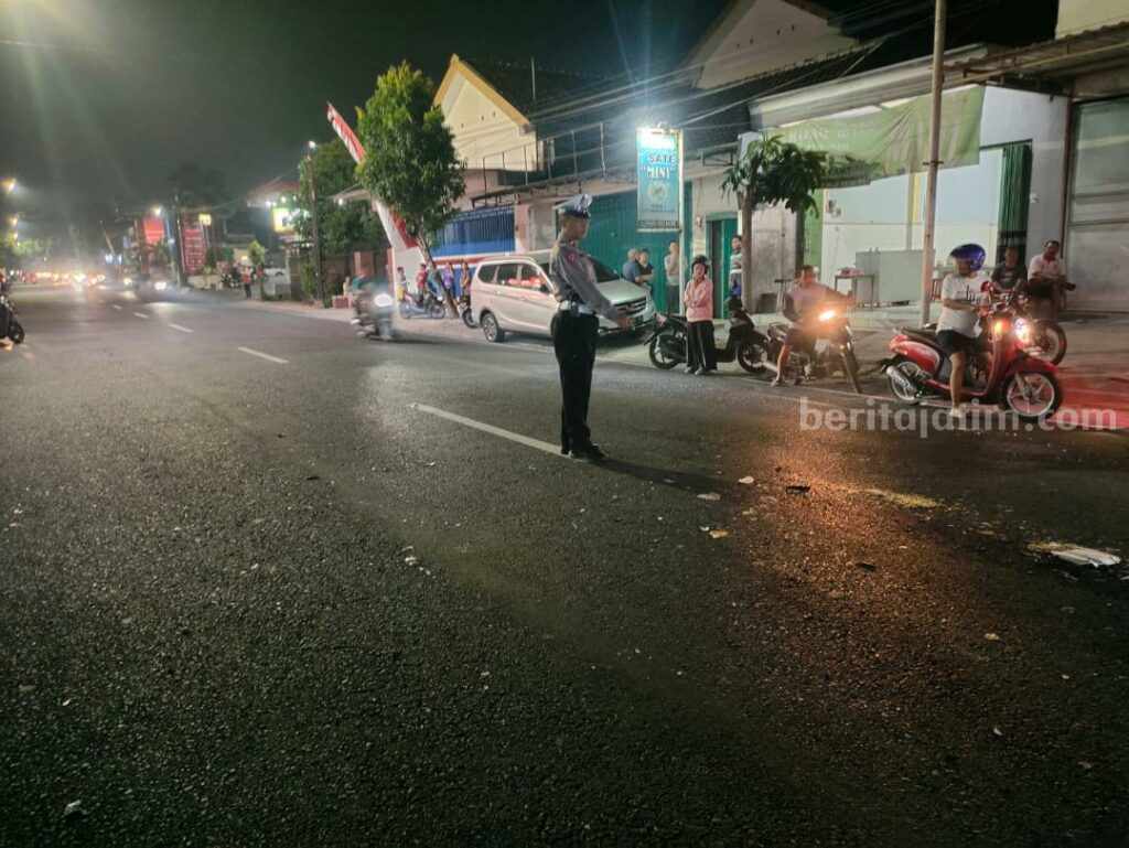 Satlantas Polres Blitar melakukan olah TKP kecelakaan di Jalan Cemara Kota Blitar, Minggu (18/06/23).