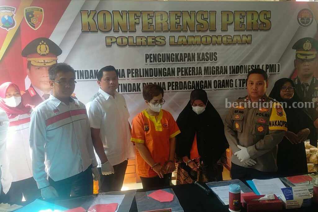 Dua tersangka (tengah) kasus TPPO ke luar negeri yang diamankan Polres Lamongan (Foto: A. Thoriq Hidayatullah/beritajatim.com).