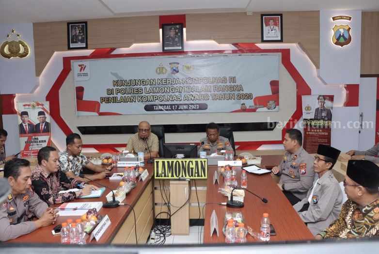 Jajaran Kepolisian Resor Lamongan saat menyambut kerja Kompolnas RI (Foto: istimewa).