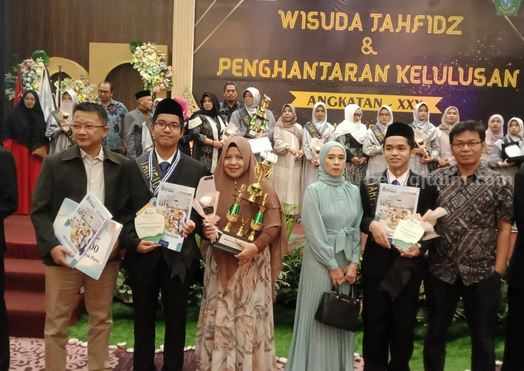 Acara wisuda tahfidz dan penghantaran kelulusan untuk siswa kelas 9 SMP Al Falah Deltasari Sidoarjo, Selasa, 20 Juni 2023.
