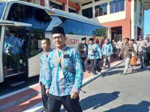 139 Jemaah Calon Haji Sumenep Kuota Tambahan Akhirnya Berangkat Jemaah calon haji sumenep gelombang terakhir berangkat dari halaman pemkab (foto : Temmy/ beritajatim.com)