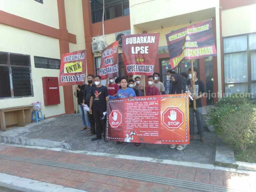 Usaha Mikro Kecil Sumenep Demo Tuntut Pembubaran LPSE dan e-Katalog Pelaku usaha mikro dan kecil Sumenep berunjukrasa ke kantor Pemkab