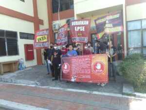 Usaha Mikro Kecil Sumenep Demo Tuntut Pembubaran LPSE dan e-Katalog Pelaku usaha mikro dan kecil Sumenep berunjukrasa ke kantor Pemkab