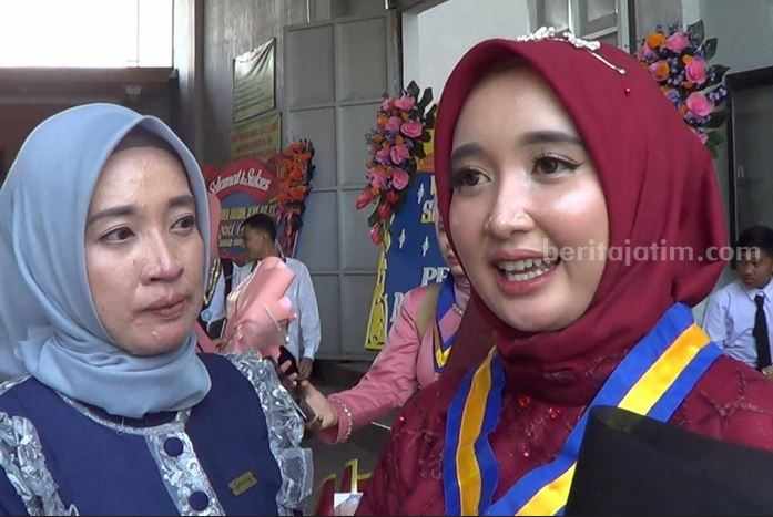 Dinar Asheila, anak penjual sayur di Lamongan yang berhasil menjadi lulusan terbaik di sekolahnya.