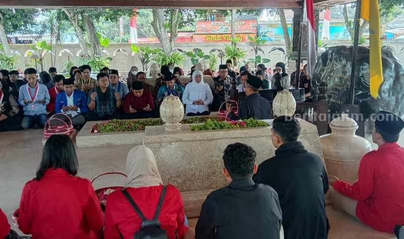 GMNI Jatim Bantah Isu Ditunggangi Khofifah untuk Maju Cawapres Gubernur Jawa Timur Khofifah Indar Parawansa bersama GMNI Jatim berziarah ke Makam Bung Karno.