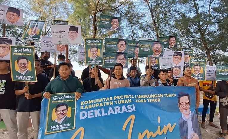 Puluhan komunitas Pecinta Lingkungan Tuban saat memberikan dukungan terhadap Gus Muhaimin maju ke Pilpres 2024.[foto:Diah Ayu/beritajatim.com]