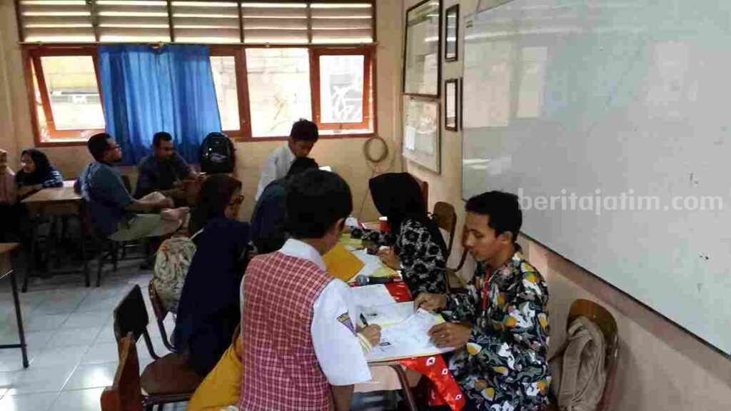 Suasana pendaftaran PPDB SMP jalur prestasi di salah satu sekolah favorit di Kabupaten Gresik