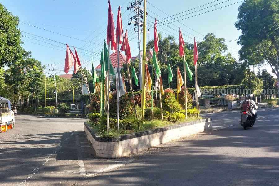 Atribut Parpol Masih Terpasang di Fasum Pemkab Magetan Sejumlah bendera parpol yang masih terpasang di fasilitas umum (fasum) Pemkab Magetan.