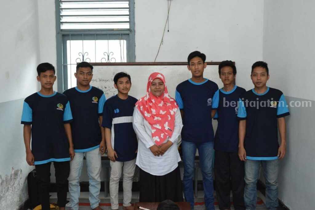 Pembelajaran Paket C dari PKMB Media Cinta Ilmu bagi warga binaan Lapas Lamongan (Foto: istimewa).