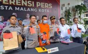 Polresta Malang Kota mengamankan RF (24) yang sempat dalam kejaran polisi karena membunuh Aji Wahyu Nurcahyo (24).