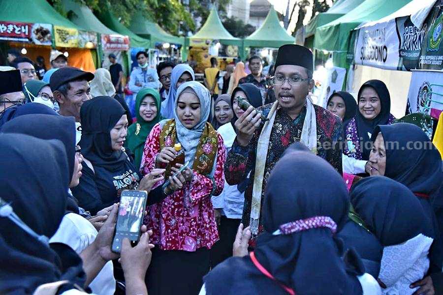 Bupati Sidoarjo Gus Muhdlor bersama Ning Sasha dan para pelaku UMKM perempuan