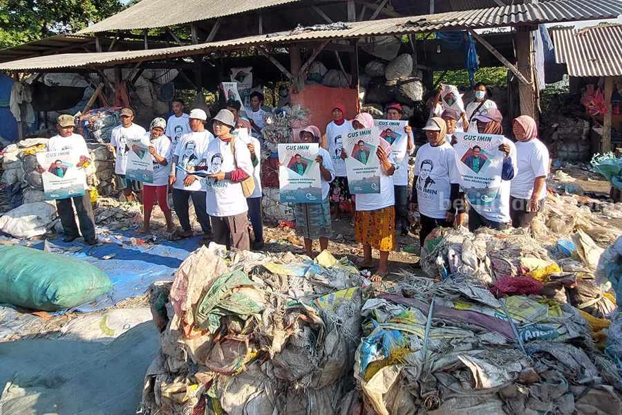 Pemulung Sampah di Sidoarjo Deklarasikan Dukung Muhaimin Iskandar Presiden 2024 Para pemulung sampah Serdadu Lingkungan Sidoarjo (SLS) Deklarasikan Dukung A. Muhaimin Iskandar Menjadi Presiden 2024