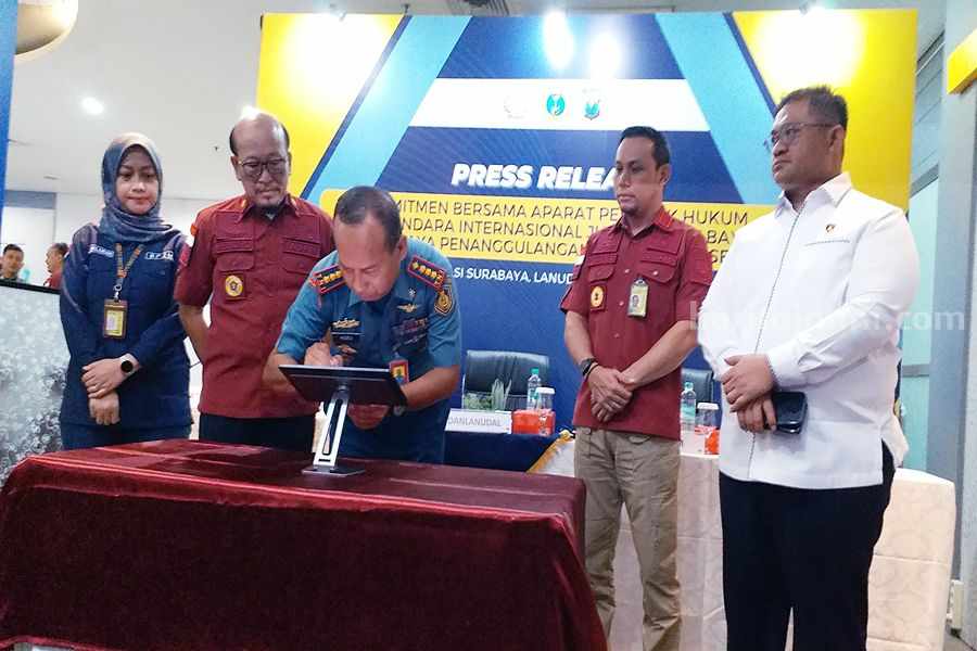 Tanggulangi Pekerja Migran Indonesia Ilegal, Aparat Penegak Hukum di Bandara Juanda Tak Segan Tunda Keberangkatan Dan Lanudal Juanda Kolonel Laut (P) Heru Prasetyo menadatangani komitmen bersama dalam penanganan Pekerja Migran Indonesia ilegal atau non prosedural