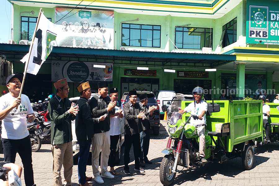 Fraksi PKB Sidoarjo Bantu 30 Kendaraan Pengangkut Sampah ke Desa Pemilik TPST Fraksi PKB DPRD Sidoarjo saat menyerahkan gerobak pengangkut sampah