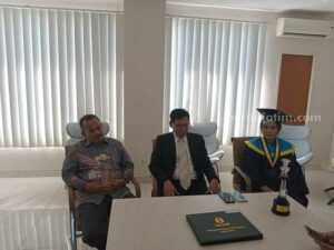 Perwakilan Pemkab Siak saat menghadiri wisuda di UHW Perbanas Surabaya Perwakilan Pemkab Siak saat menghadiri wisuda di UHW Perbanas Surabaya