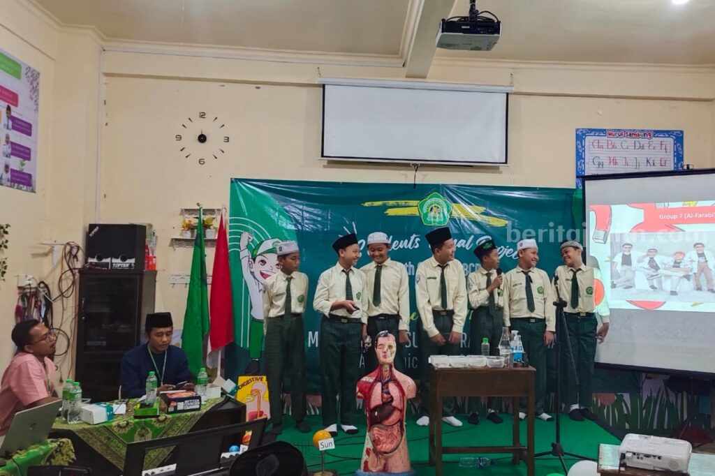Para siswa MI Ma'arif NU Sunan Drajat Lamongan saat mengikuti uji publik program BCP pada Student Final Project Sixth Final Project (Foto : Thoriq/beritajatim.com)