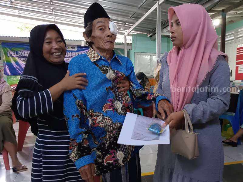 Dinkes Jatim Terjunkan Tim ke Pulau Sapudi Sumenep Masyarakat Pulau Sapudi saat mengikuti pemeriksaan mata gratis di Puskesmas Gayam