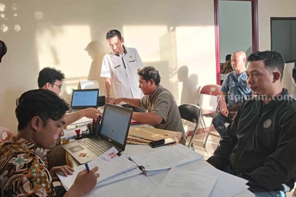 Suasana pendaftaran calon anggota Bawaslu Kabupaten/Kota Jatim Zona 2 di Sekretariat Timsel (Foto: A. Thoriq Hidayatullah/beritajatim.com).