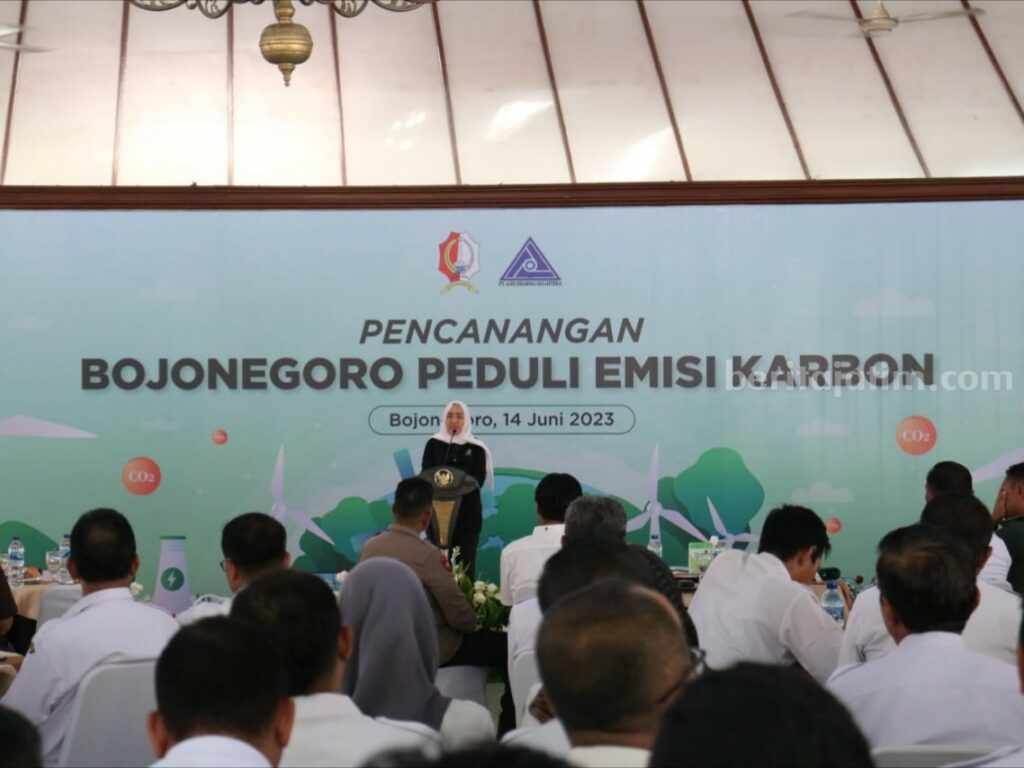 Pemkab Bojonegoro meluncurkan Adibuana Carbon Award. Hal itu sebagai bentuk aktif mengurangi emisi karbon di wilayahnya. Program tersebut disosialisasikan kepada Kepala Desa se-Kabupaten Bojonegoro dan komunitas masyarakat di Pendopo Malowopati Pemkab Bojonegoro