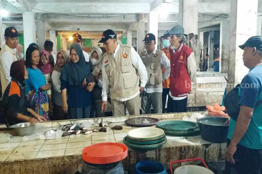 BHS borong ikan bandeng dan dibagikan ke warga di pasar BHS borong ikan bandeng dan dibagikan ke warga di pasar