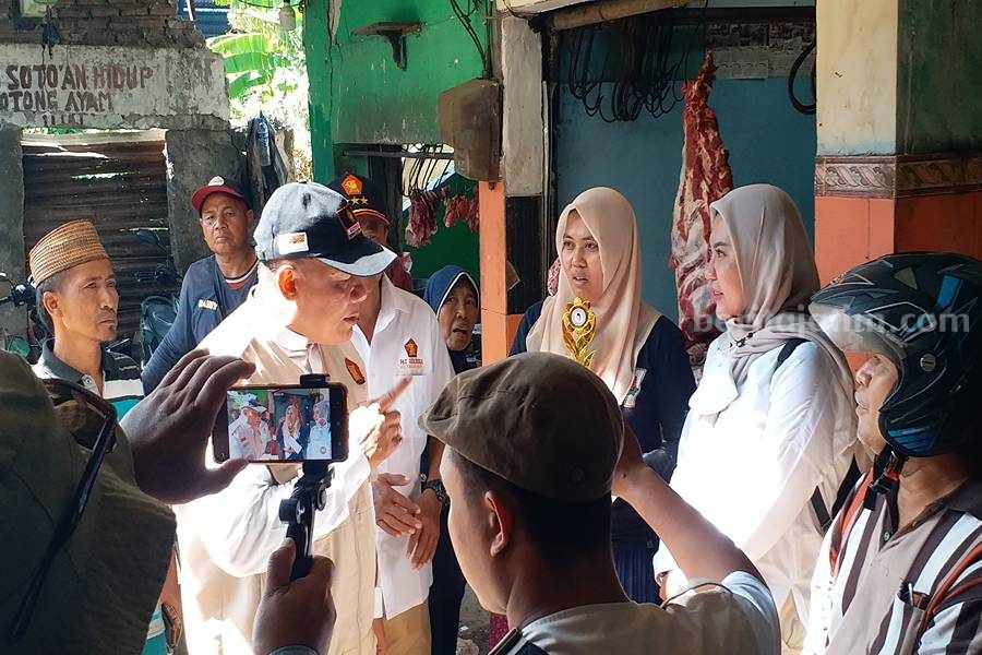 Bambang Haryo Soekartono (BHS) berdialog dengan warga dan pedagang Pasar Wadungasri Waru