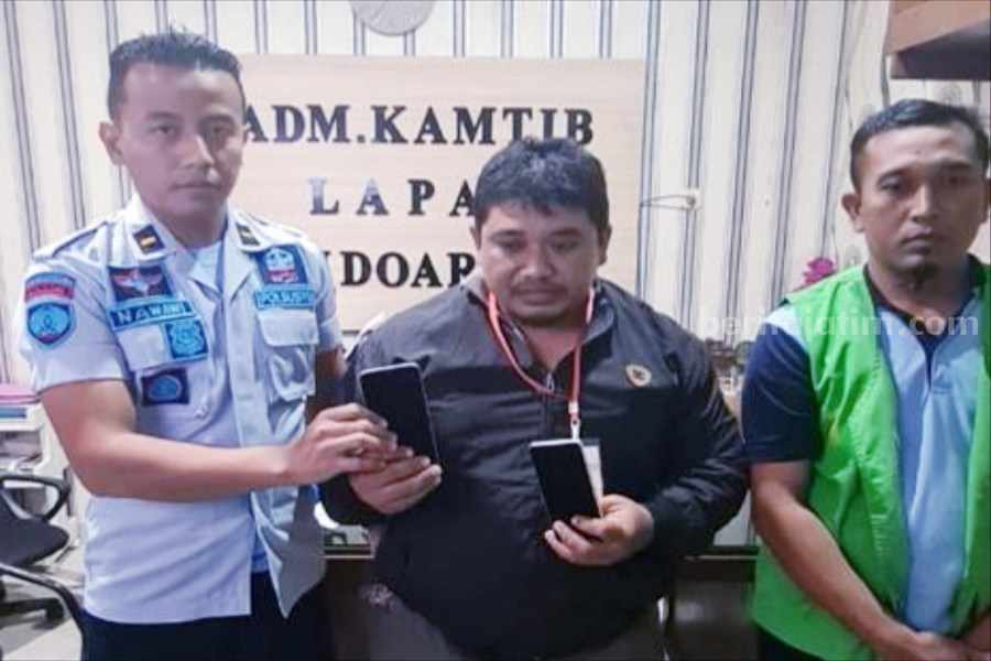 Penyelundupan di Lapas Sidoarjo, 2 HP Dimasukkan Roti Tawar Terduga penyelundupan barang terlarang di Lapas Kelas llA Sidoarjo sedang diapit petugas.