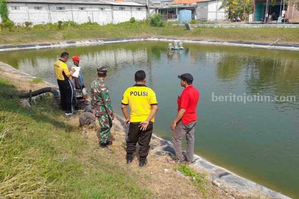 Petugas kepolisian Lamongan saat melakukan olah TKP di kolam penampungan, lokasi siswa SD tenggelam (Foto : Istimewa)