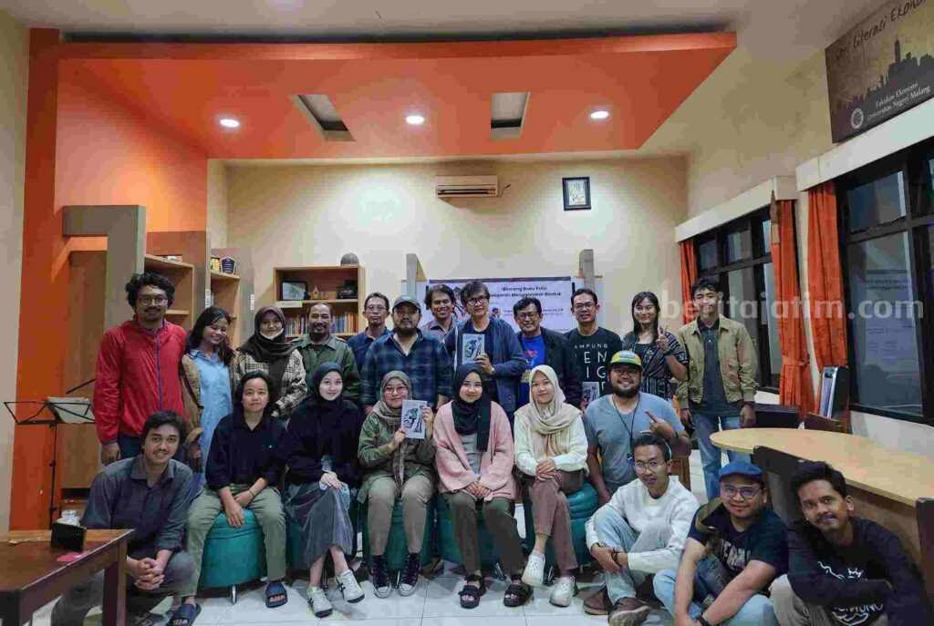 Bincang buku puisi 'Pelajaran Menggambar Bentuk' di kafe pustaka (Foto: Dani Alifian/beritajatim.com)