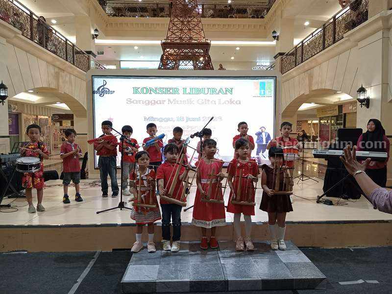 Konser Liburan Sanggar Musik Gita Loka di Atrium Zona Paris, Pakuwon Trade Center Surabaya