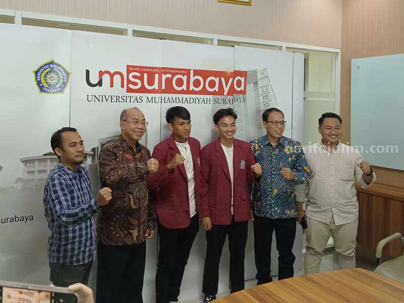 2 Pemain Persebaya Dapat Beasiswa Masuk UM Surabaya Muhammad Iqbal dan Kasim Botan saat mendaftar kuliah di UM Surabaya