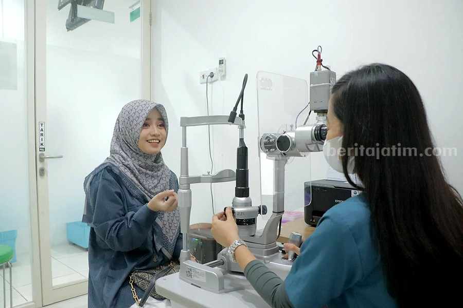 Klinik Mata KMU Sidoarjo Berantas Kebutaan akibat Katarak Veve Zulfikar saat melakukan skrining di Klinik Mata KMU ditangani dr. Tiara Vinta, SpM