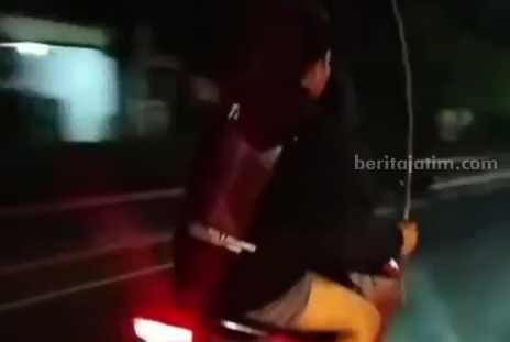 Tangkapan video pemuda yang acungkan celurit dibonceng motor yang melintasi Jalan Basuki Rahmat Ngawi.