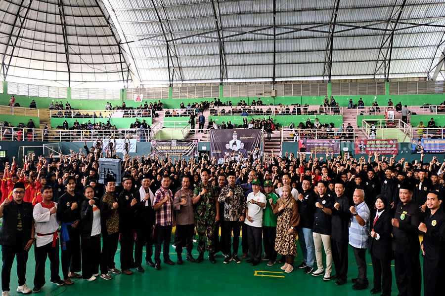 Bupati Sidoarjo Gus Muhdlor dan para perwakilan kontingen Pencak Silat Bupati Sidoarjo Gus Muhdlor dan para perwakilan kontingen Pencak Silat
