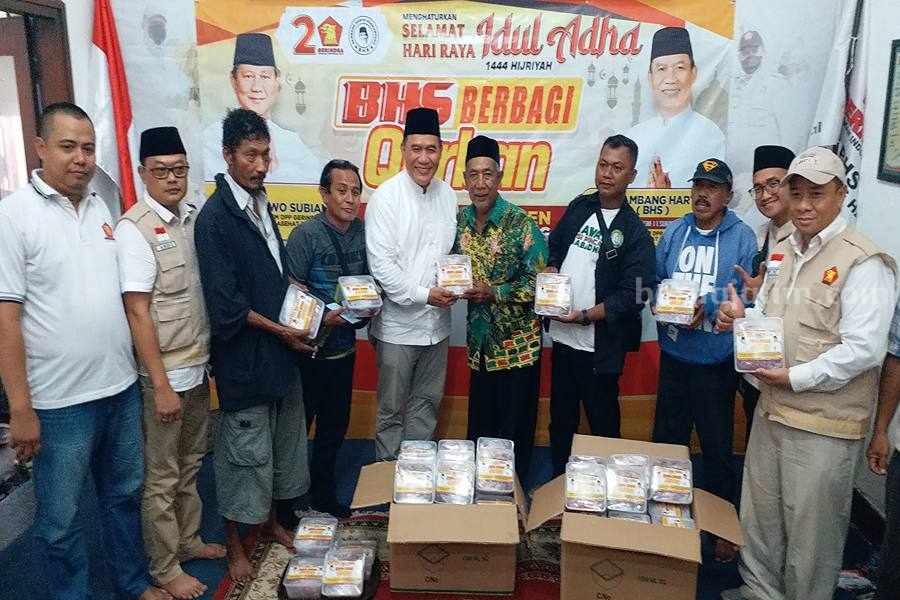Bambang Haryo Soekartono (BHS) menyerahkan daging hewan kurban