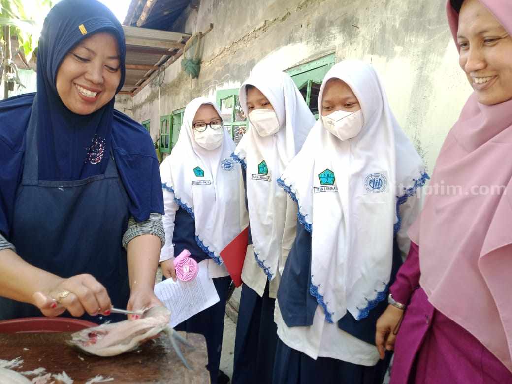 Siswa SMP Al Falah Deltasari Sidoarjo saat mengunjungi Desa Tambak Oso Waru Sidoarjo, Selasa (13/6/2023).